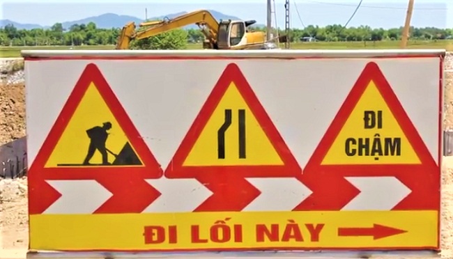 Biển báo công trình hình tam giác